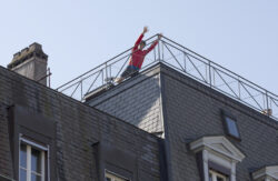 Bewohner des Laenggassquartiers turnen auf der Dachterrasse, waehrend einem improvisierten Fitnesstraining, am Samstag, 4. April 2020 in Bern. (KEYSTONE/Peter Klaunzer)